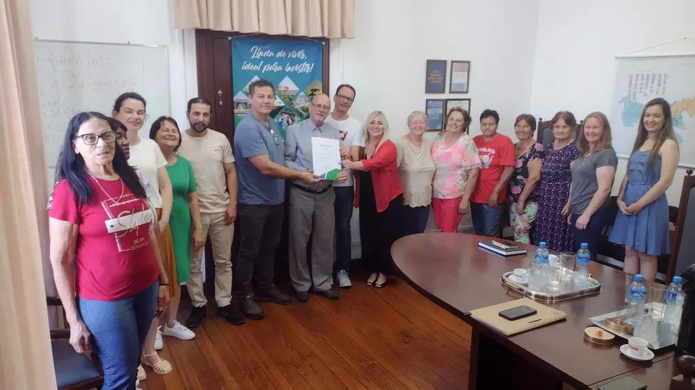 Prefeito James sanciona lei que garante transporte gratuito para idosos a partir de 60 anos